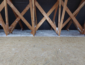 Zateplení stropu rodinného domu pomocí foukané izolace